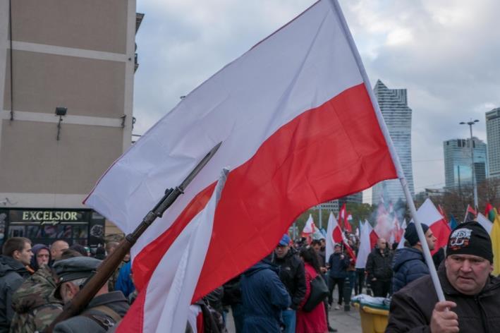 strój żołnierza, z bagnetem na broni mogącym stanowić narzędzie niebezpieczne w rozumieniu przepisów Kodeksu wykroczeń i ustawy Prawo o zgromadzeniach, które wprost zakazują udziału w zgromadzeniach
