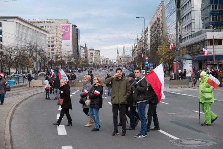 Obserwatorzy zauważyli jeden radiowóz zamykający zgromadzenie oraz wóz Żandarmerii Wojskowej na al.