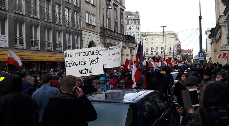 Mordercy, faszyści (pod adresem Policji) ; Faszyści, Policja - jedna koalicja ; No pasaran ; Nasza władza iść przeszkadza ; I raz i dwa i antifa! ; Wolność równość demokracja!
