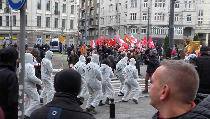 Na początku i w trakcie zgromadzenia wygłaszano przemówienia (główne przemówienia wygłoszono na placu Politechniki, placu Trzech Krzyży i pod Sejmem), skandowano hasła, grały bębny, była też sekcja