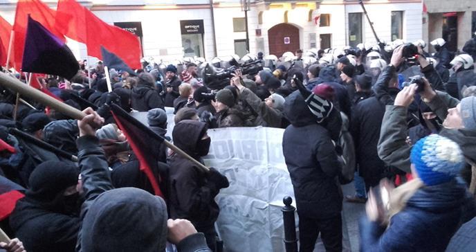 Zdjęcie 15:30, czoło marszu naprzeciw kordonu Policji O godz. 15:40, po wydaniu przez organizatorów hasła: idziemy pod sejm, marsz skierował się w stronę ul. Wiejskiej.