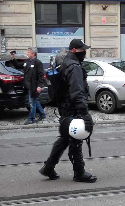 Zdjęcie: godz. 14:28. ul. Nowowiejska Na placu Politechniki zgromadzeni byli otoczeni rozczłonkowanym kordonem policji.