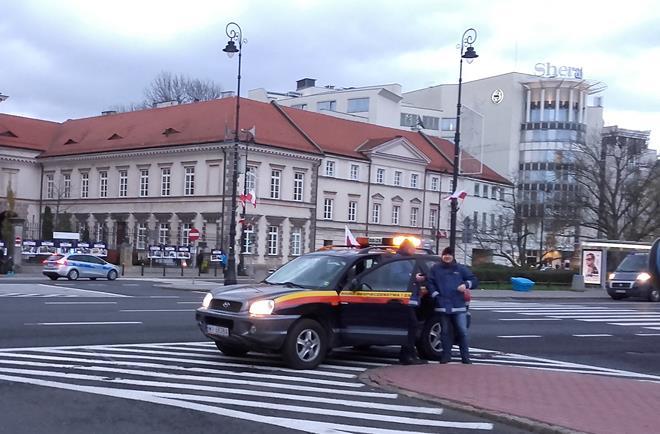 Budynek Sejmu zabezpieczony był niskimi barierkami, za którymi stali policjanci w pojedynczym szyku. Dodatkowo zaobserwowano: Zgromadzeniu towarzyszył kilkuosobowy zespół antykonfliktowy policji.