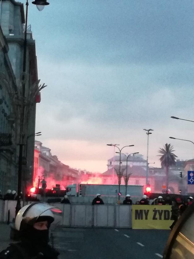 Zdjęcie: ok. godz. 15:30, zgromadzenie cykliczne widziane od strony placu Trzech Krzyży V.