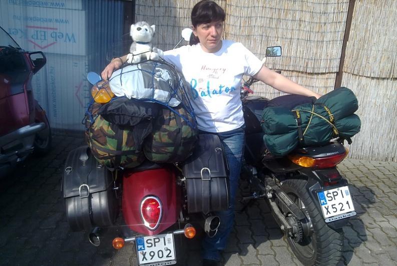 Autostrady biegną pośród gór, na niektórych skałach usytuowane są zamki, ale nie cieszy mnie ten widok, bo jest mi bardzo zimno. W Zilinie znowu przystanek na stacji wokół automatu z kawą.