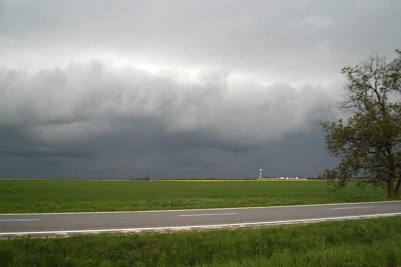 Na autostradzie mija nas sporo samochodów na polskich rejestracjach, wracają z Rzymu z beatyfikacji Jana Pawła II. Niektórzy pozdrawiają nas światłami awaryjnymi -miłe to jest.
