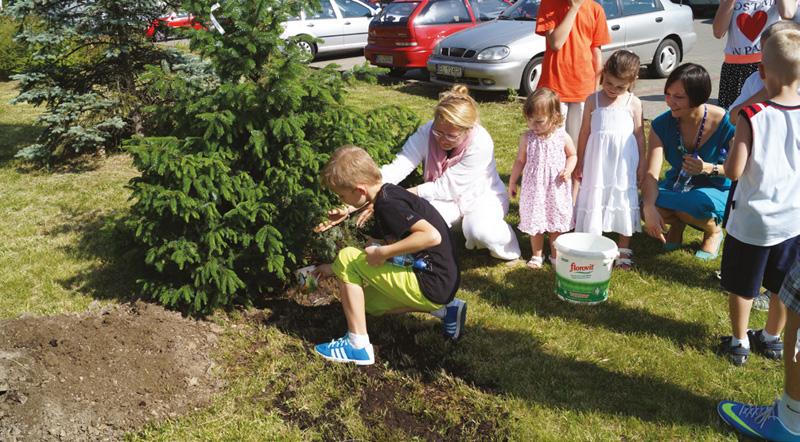 baterie, telefony komórkowe, żarówki), utylizacja wszelkich odpadów w ramach umów z wyspecjalizowanymi firmami.