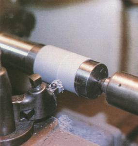 a następnie miejsca, gdzie wystąpiły ubytki materiału, wypełnia się pastą metaliczną.