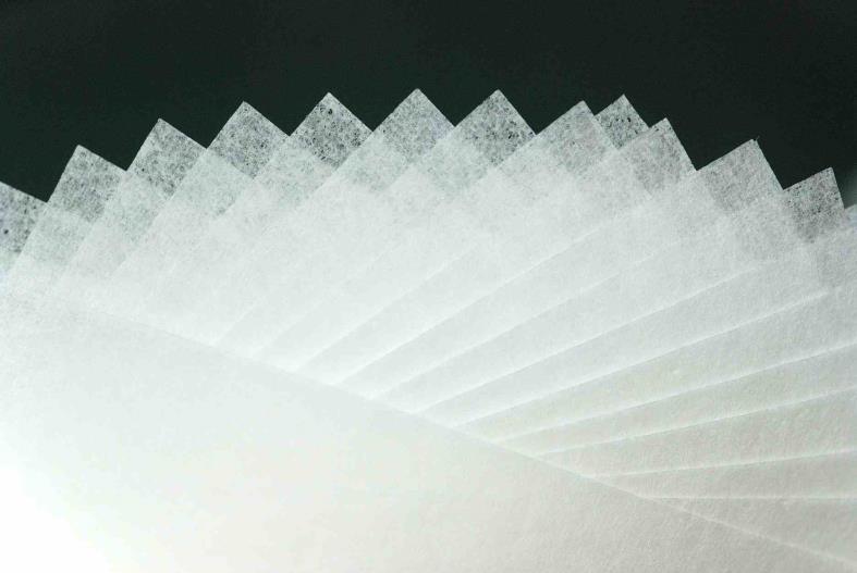 Serwetki papierowe Serwetki papierowe są stałym elementem nakrycia stołu we wszystkich kawiarniach, cukierniach oraz zakładach niższej kategorii.