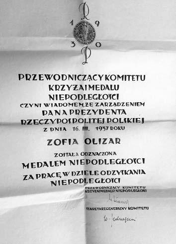 Jej wolą, zapisaną w testamencie, było spoczęcie obok syna. Była porucznikiem Wojska Polskiego.