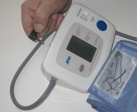 W trakcie wykonywania rejestracji EKG do apatau może być podłączony przewodem czujnik saturacji założony na palec pacjenta, aby mierzyć poziom nasycenia