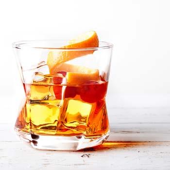 1 porcja Przepis na Old Fashioned Potrzebne będą: 50 ml whisky Stag Hunter 1 łyżeczka brązowego cukru 2-3 krople gorzkiej wódki - Angostura 10 ml wody gazowanej skórka pomarańczy lód Przygotowanie: