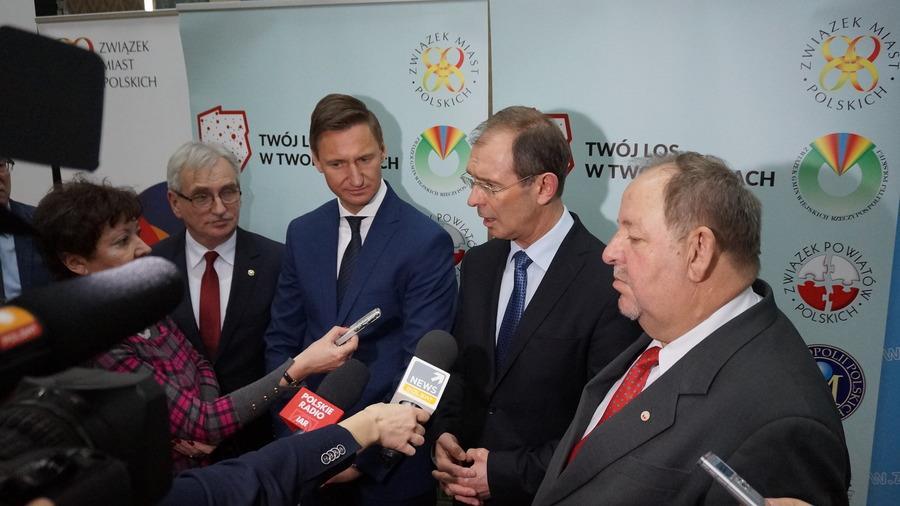 W tym czasie to samorząd był głównym motorem napędzającym polską gospodarkę, dobrze wypełniając swoją misję, którą jest podnoszenie jakości życia mieszkańców.