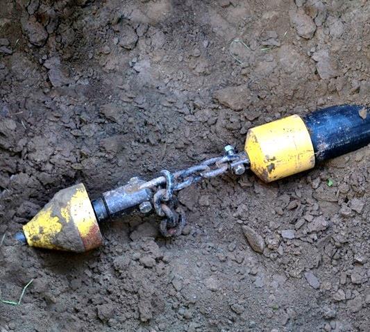 poszerzacz + głowica ciągnąca rurę PE Metoda przecisku hydraulicznego sprawdza się przy przekraczaniu traktów komunikacyjnych oraz nasypów kolejowych.