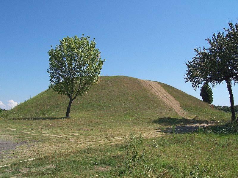 La karakterizaj arkeologiaj spuroj de tiu pra-popolo estas la kurganoj specimenon vi vidas ĉitie: Ili estas grandaj tumuloj (tombomontetoj), en kiuj estis tombigitaj precipe la nobeloj.