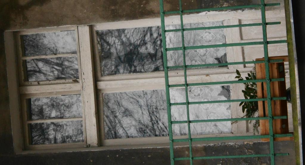 O4 (96 x 254) cm szt 1 okno od strony ulicy