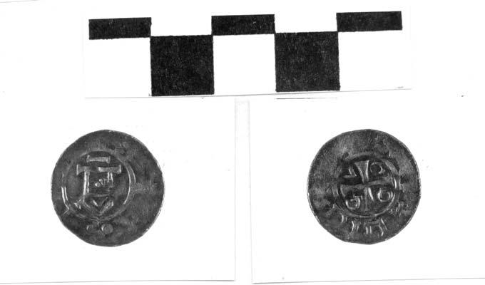 Osadnictwo pradziejowe i wczesnoœredniowieczne... Ryc. 6. GwieŸdzin grodzisko WS. Moneta denar Ottona III i Adelajdy (991-1002). Fot. I. ukjaniuk.