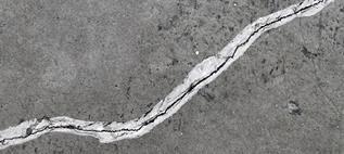 agresji chemicznej. Jeżeli beton ma bardzo małą wytrzymałość lub podłoże jest bardzo słabe, należy naciąć pęknięcia, tak aby w otworze pęknięcia utworzyć bruzdę w kształcie litery V, zob. rys. 2.
