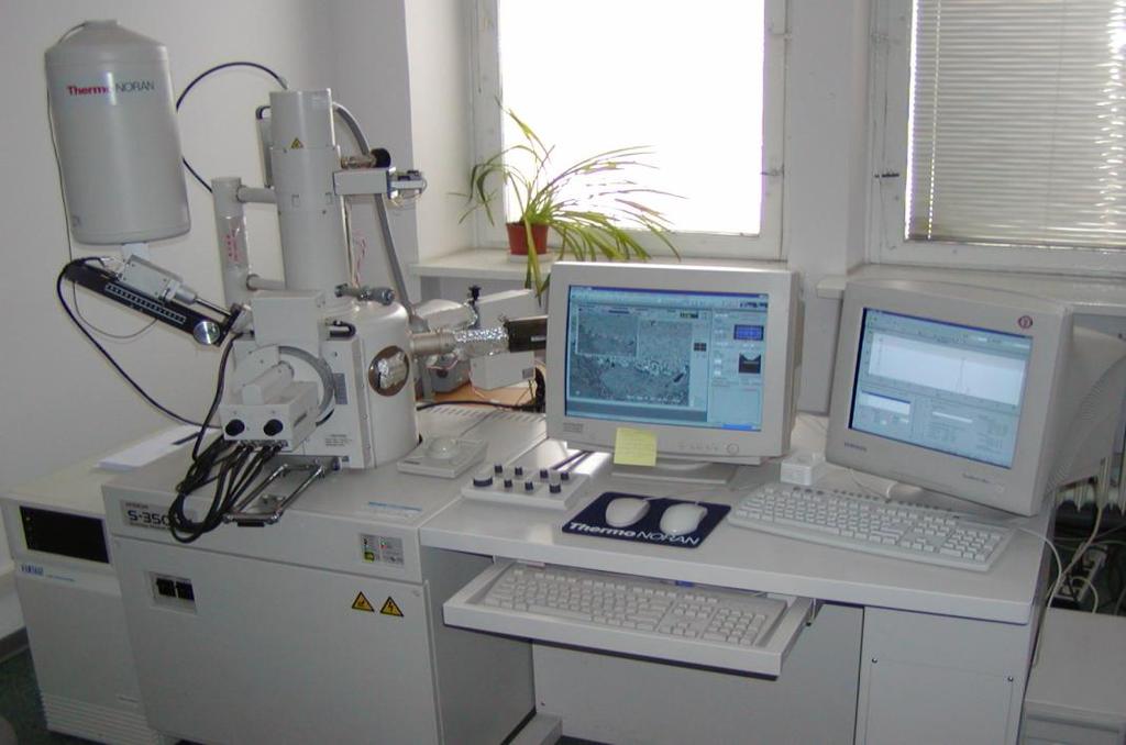 Rysunek 4.2. Skaningowy mikroskop elektronowy (SEM) HITACHI S-3500N [9] 4.