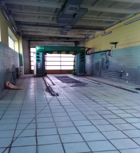 Lokal składa się z jednego pomieszczenia: głównego-magazynu oddzielonego od parkingu dwoma ścianami z blachy. Pozostałe dwie ściany trwałe zewnętrzne.