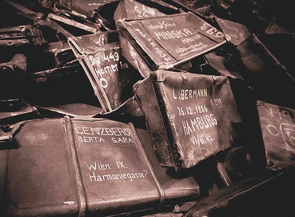 Fot. 1. Różnorodność waliz przechowywanych w magazynach zbiorów Państwowego Muzeum Auschwitz-Birkenau w Oświęcimiu ekspozycji głównej. Forma i konstrukcja waliz jest typowa dla tego rodzaju bagażu.