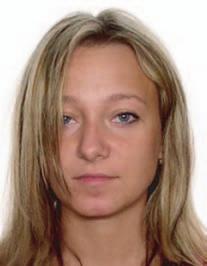 zabawka zakrywa część twarzy w tle widoczna inna osoba półprofil 3.