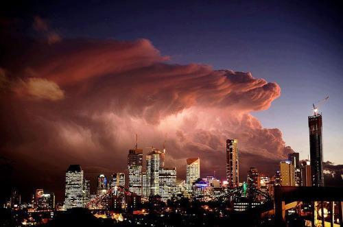 Miasta Brisbane *miasto w Australii, stolica stanu Queensland, położone u ujścia rzeki Brisbane do zatoki Moreton.