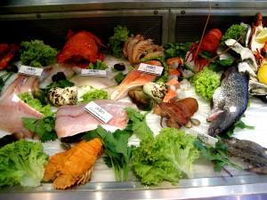 Jedzenie i przysmaki Jedzenie w Australii Australijczycy w głównej mirze jedzą trzy posiłki dziennie *Śniadanie zazwyczaj między 7 a 10 rano, *Lunch miedzy 12 a 3 popołudniu, *Kolacja miedzy 6 a 10