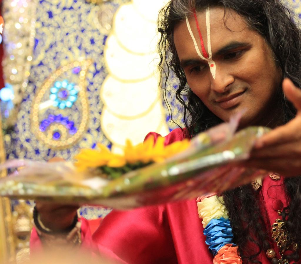 Sri Swami Vishwananda wyjaśnił to w Indiach w 2010 roku: Zgodnie z tradycją zawsze dajemy coś w zamian w celu zrównoważenia energii. W ten sposób bierzecie w pełni udział w tym, co robicie.