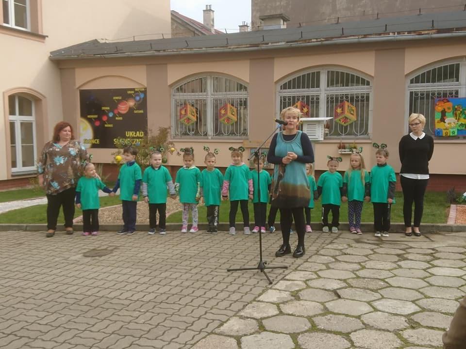 Uroczystość uprzyjemniły występy przedszkolaków, które przygotowały taniec Kosmiczna