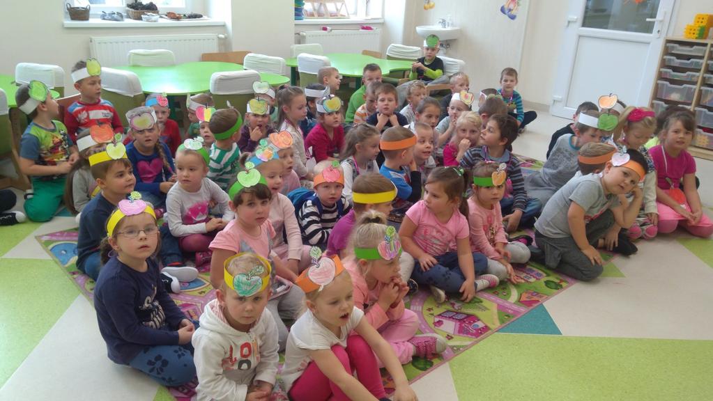 Nagłó wek artykułu na óstatniej strónie Z WIZYTĄ U FRYZJERA W październiku nasza młodzież w ramach projektu OTP odwiedziła zakład fryzjerski Halinka.