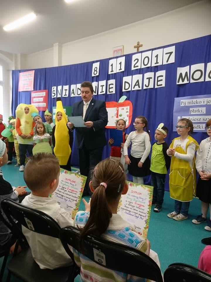 haseł zachęcających do udziału w akcji.