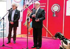 Adam Zdeb (w środku) otrzymał nagrodę Ministra
