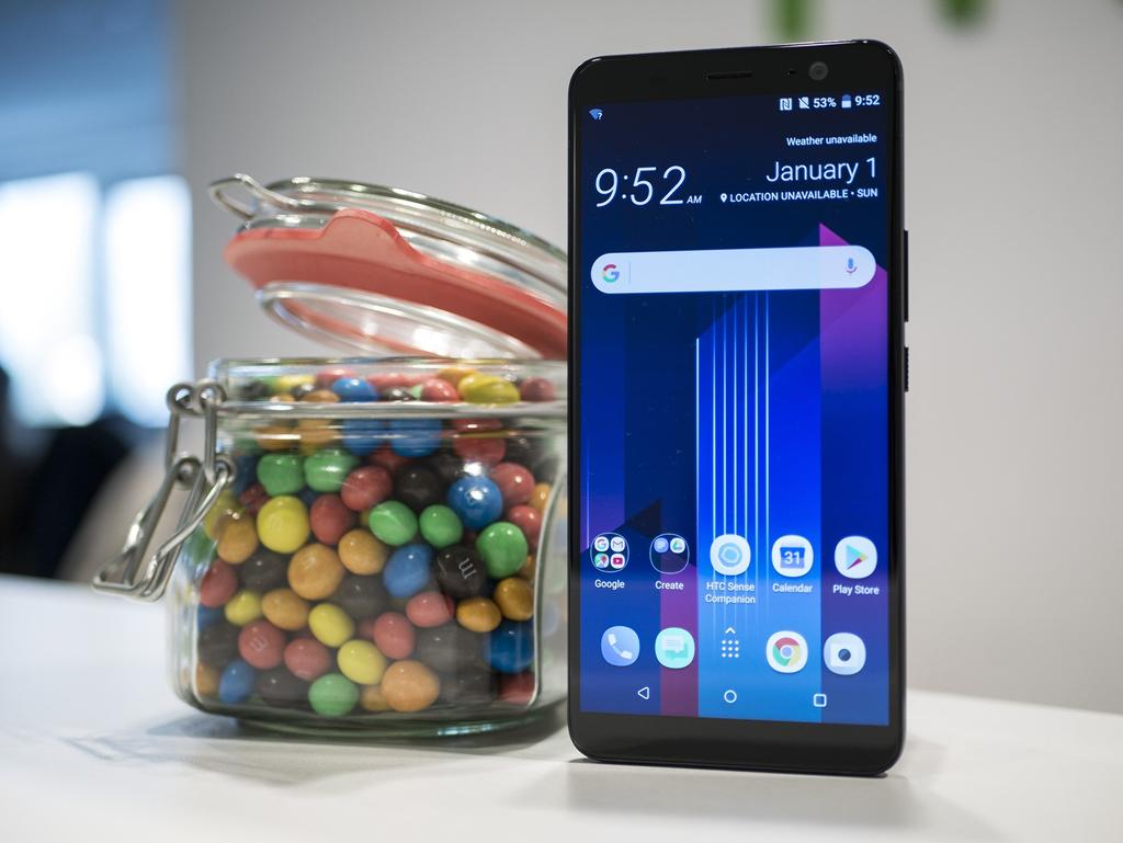 Nakładka HTC oferuje kilka rozwiązań, które mają ułatwić korzystanie z tak dużego telefonu.