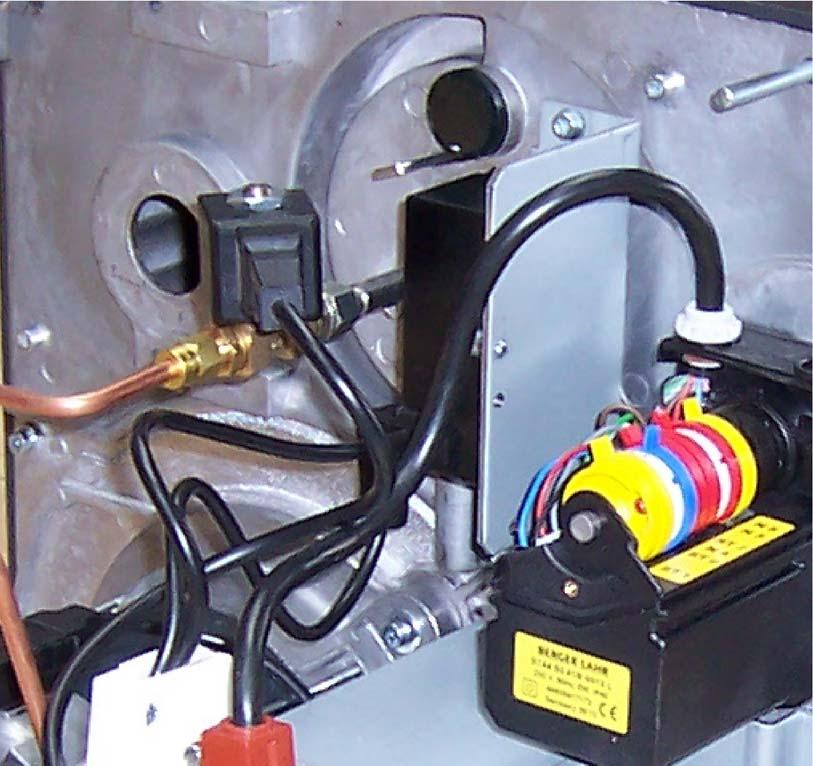 Wymienić ochronny przekaźnik termiczny (dostarczany jako część zamienna) zależnie od prądu znamionowego silnika.