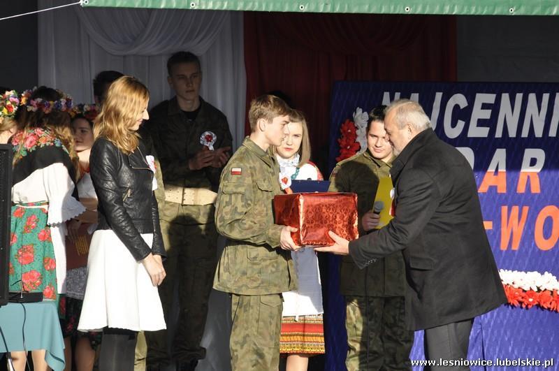 Symboliczne znicze przed pomnikiem zapaliły delegacje ze szkół