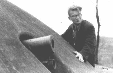 18 FOTON 99, Zima 2007 Oleg Czyżewski przy armacie na szczycie fortu Mostek nad fosą wysadzili Niemcy, którzy w czasie ostatniej wojny tam gospodarowali, zatem aby dostać się do fortu, należało zejść