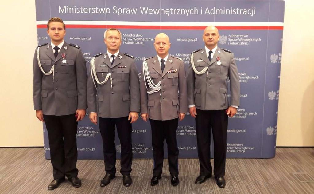 21-latka policjanci w chwili skoku chwycili za ubrania i dzięki pomocy świadków, mundurowym udało się wyciągnąć mężczyznę na bezpieczną stronę mostu.