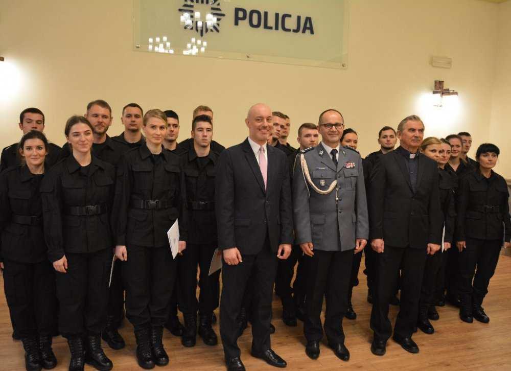 E - i n f o r m a t o r numer 10 Nowi policjanci zaprzysiężeni, doświadczeni uhonorowani 7 listopada
