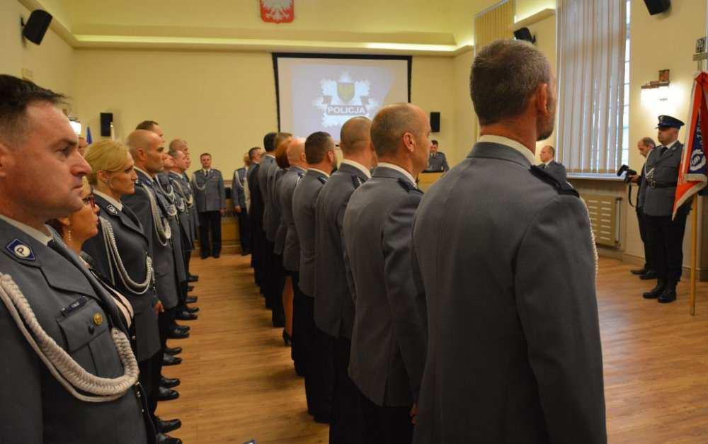 Akty ślubowania, wręczył policjantom Komendant Wojewódzki Policji w Opolu - insp. Jarosław Kaleta.