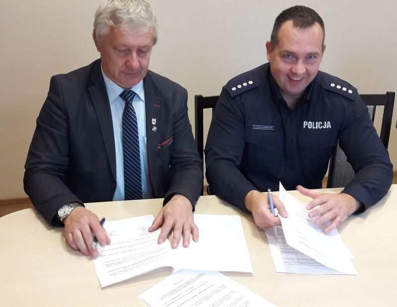 Opolska Policja on-line Przypominamy, że opolska Policja ma swoje konta na: Facebooku i Twitterze, na których można zobaczyć wiele ciekawych informacji, wydarzeń, w których na co dzień biorą udział
