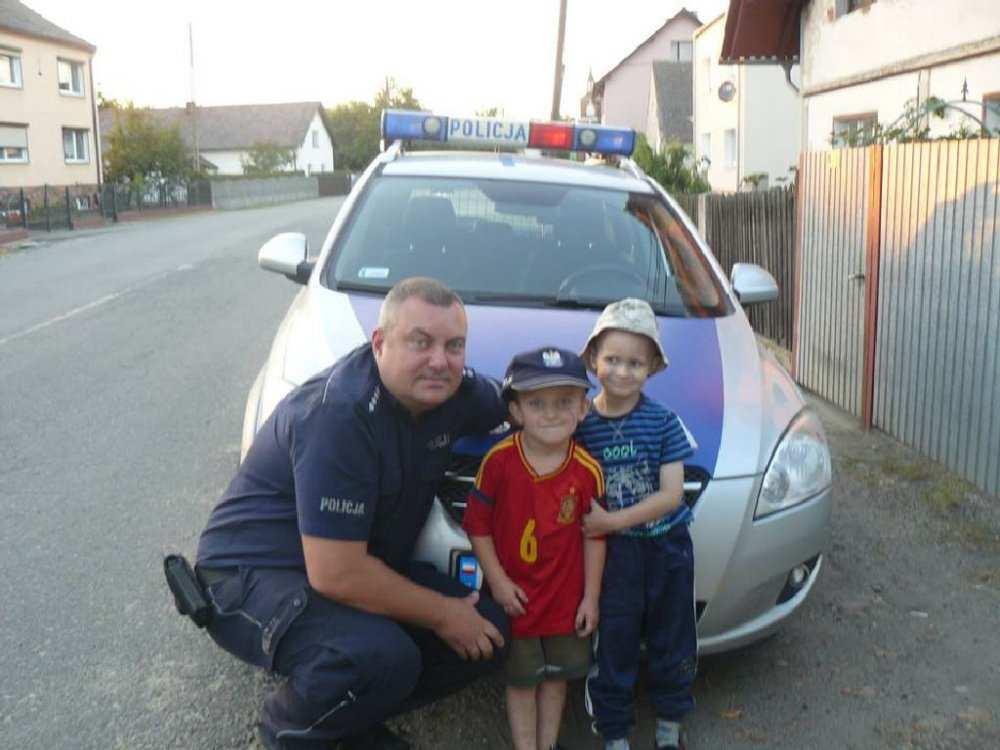 Policyjna sztafeta dobra Gdy Markus miał 4 lata, lekarze zdiagnozowali u niego raka mózgu. Gdy miał 6 lat, dawali mu 2 tygodnie życia. Wówczas do akcji wkroczyli policjanci z Opola.