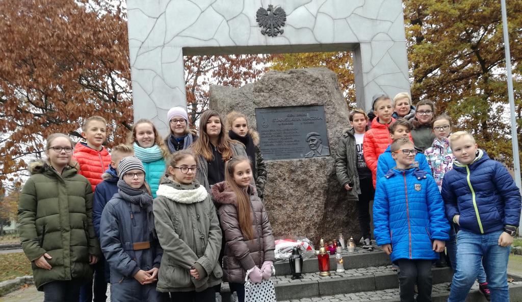 Brętowo Pan Leksycki i kombatant Pan Gutowski Na apelu zostały pokazane rozmaite talenty Uczniowie naszej szkoły grali na pianinie, śpiewali