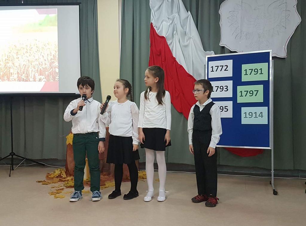 patronowi naszej szkoły Po dotarciu tam postawiliśmy przy nim znicze i położyliśmy kwiaty Obelisk ma postać kamienia z tabliczką z informacjami o