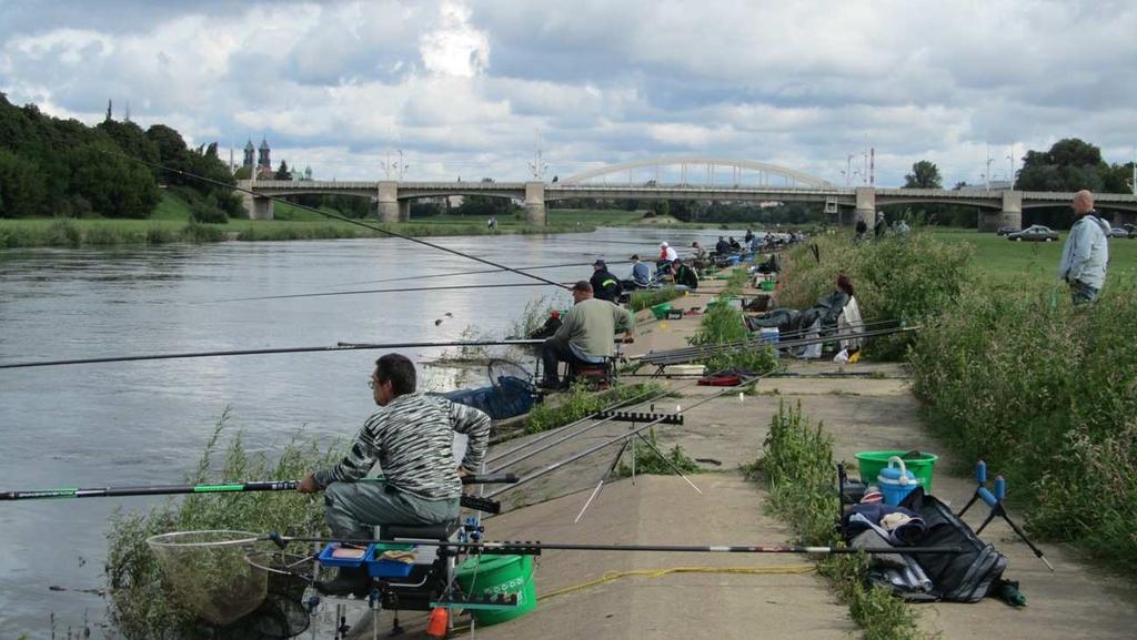 Łowisko: Rzeka Warta w Poznaniu jest bardzo obszernym łowiskiem, mogącym pomieścić 00 zawodników w jednej linii brzegowej.