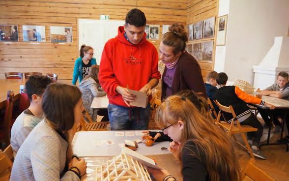 Podsumowanie projektu 8 Wolontariusze podczas lekcji muzealnej, fot. Izabela Okręglicka Jednym z celów projektu było także zaangażowanie w działalność edukacyjną skansenu lokalnych środowisk.