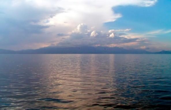 monto Bureto. La montovico de la LarMontoStugaro kontinuas trans la landlimon, en Grekion. La kampo de Delvina je la suda ekstremo de Albanio ĉirkaŭgas parte de montovicoj.
