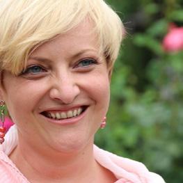 ojciec czworga dzieci; teolog i psycholog; specjalizuje się w terapii par Katarzyna łynarska - żona