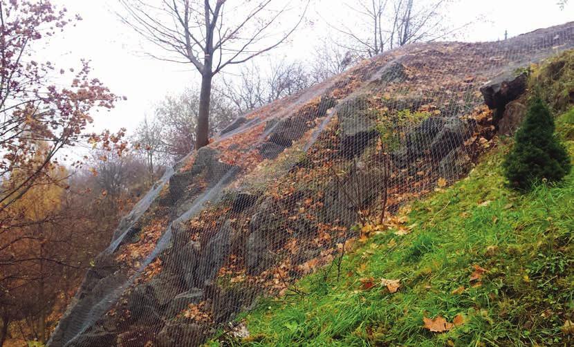 Oprócz skutecznego zabezpieczenia stateczności skarp i zboczy jednym z podstawowych walorów konstrukcji oporowych jest struktura zbliżona do naturalnego środowiska gruntowego.