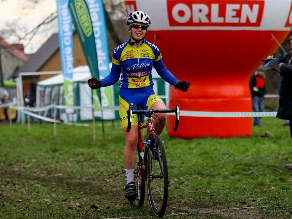 Komunikat nr 2 strona numer 10 KATEGORIA KOBIETY FEMME oraz oznaczona * KATEGORIA KOBIETY ORLICZKI Dystans 10000 metrów przeciętna prędkość zwycięzcy 15,4639 km/h 1 244 *POL2000J10048403485